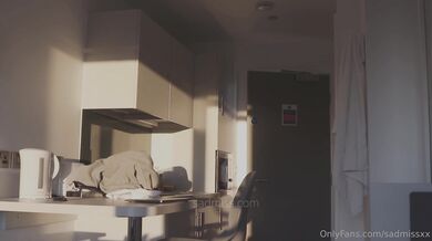 ONLYFANS稀有高质量华人极具反差感留学生「哀伤小姐」「Sad Miss」极品美腿模特身材面具女【第四弹】 (1)